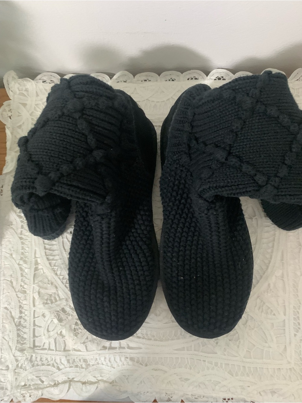 UGG 5879 Classic Argyle Knit Black
Boot Size 7 - Picture 5 of 12